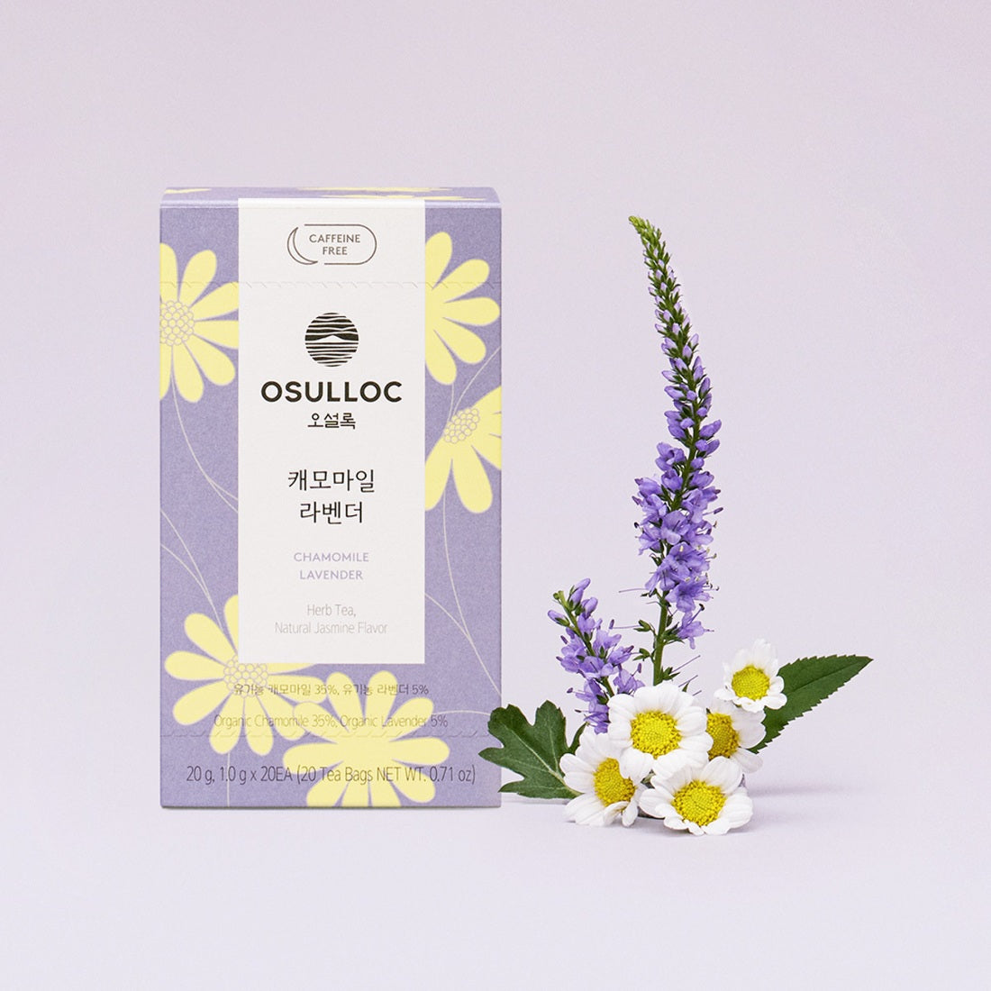 OSULLOC 캐모마일 라벤더 차 — 흰 꽃과 길쭉한 보라색 꽃이삭 옆의 보라색 상자.