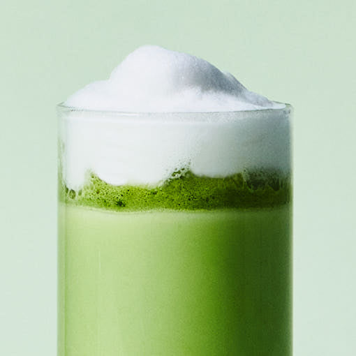 OSULLOC Jeju Matcha Milk Tea — Té matcha verde con leche en capas y cubierto de espuma blanca.