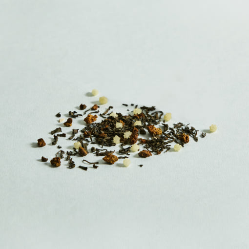 OSULLOC Moon Walk Tea 35 g — Mezcla de té suelto con trocitos claros y marrones sobre una superficie clara.