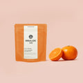 OSULLOC Jeju Tangerine Blended Tea 30 g — Bolsa naranja junto a mandarinas enteras y cortadas.
