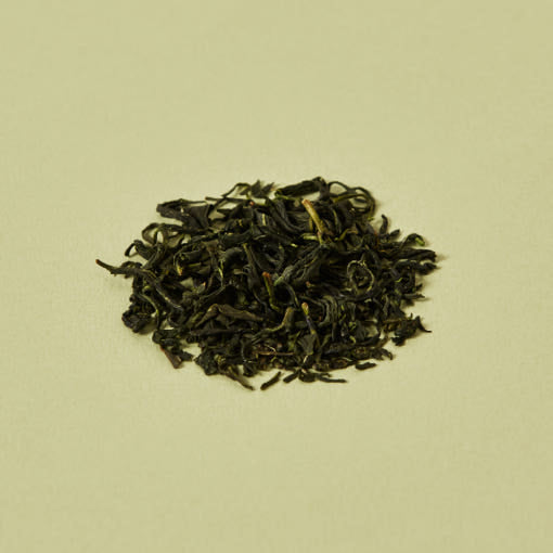 OSULLOC Sejak Green Tea 40 g — Close-up of curled dry tea leaves.